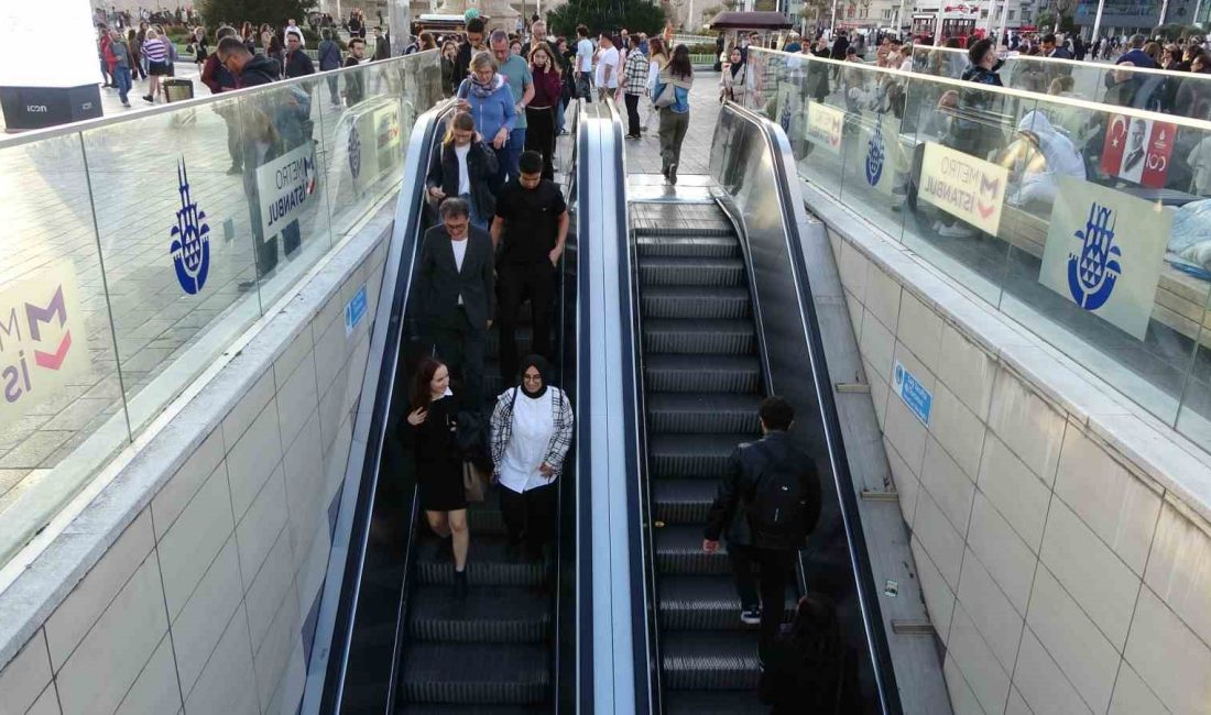 TAKSİM’DE METRO VE OTOBÜSE GİDEN YÜRÜYEN MERDİVENLERİN ÇALIŞMADIĞI; ÖZELLİKLE YAŞLI,