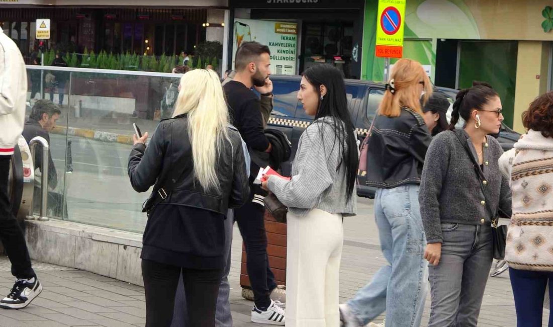 TAKSİM’DE TÜRK BAYRAĞINI KULLANARAK DUYGU SÖMÜRÜSÜ İLE VATANDAŞLARDAN PARA ALAN