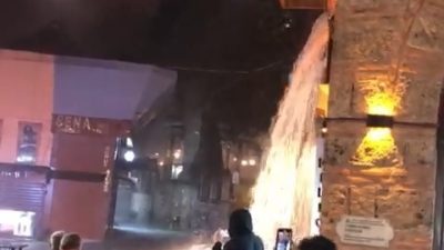 BURSA'DA DÜN AKŞAM SAATLERİNDE YAĞAN YAĞMUR HAYATI OLUMSUZ ETKİLEDİ. YAĞIŞ