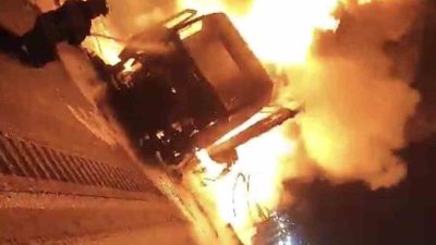 TARSUS’TA SEYİR HALİNDEKİ TIR YANDI