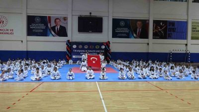 KÜTAHYA'NIN TAVŞANLI İLÇESİNDE DÜZENLENEN KARATE KURSUNDAKİ SPORCULARA KUŞAK SERTİFİKA VE