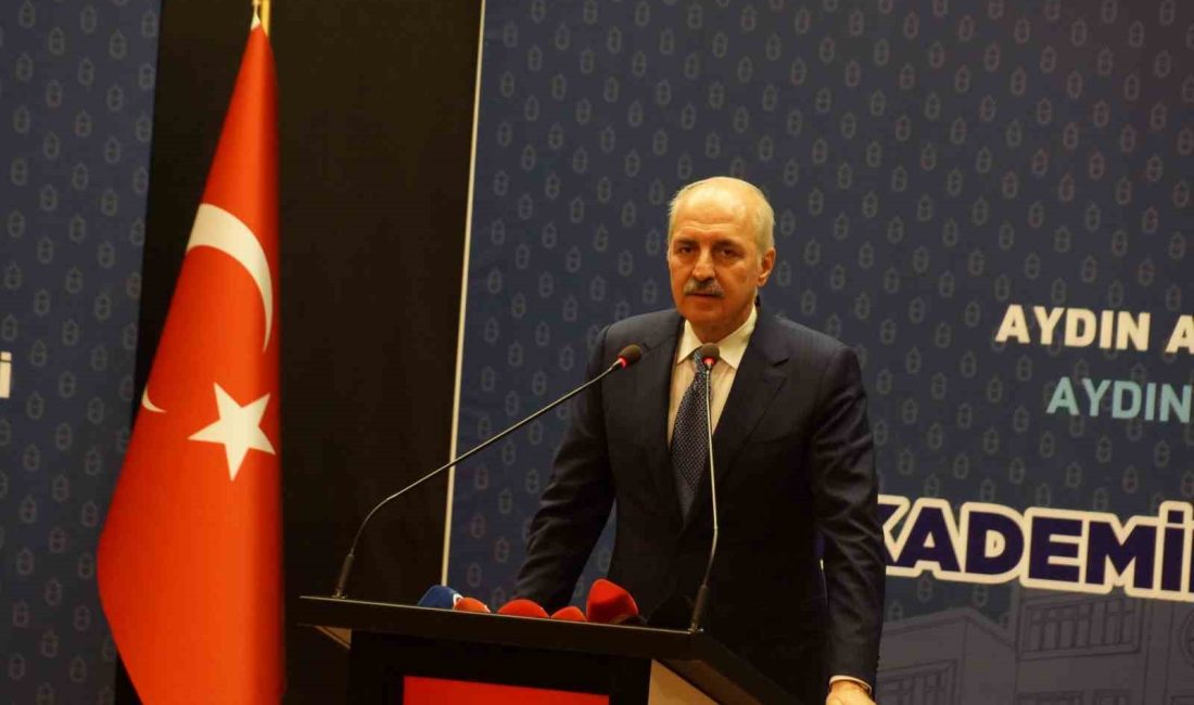 ADNAN MENDERES ÜNİVERSİTESİ AKADEMİK YIL AÇILIŞ PROGRAMINDA İLK DERSİ VEREN