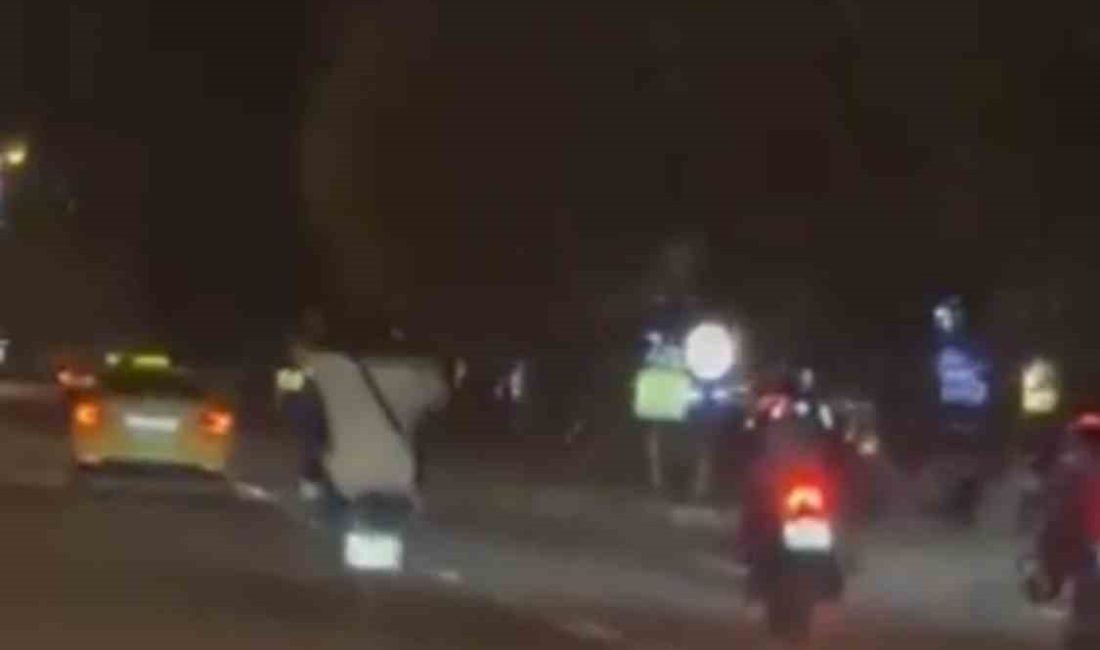 TEK TEKER İLERLEYEN MOTOSİKLET SÜRÜCÜSÜ KAMERADA