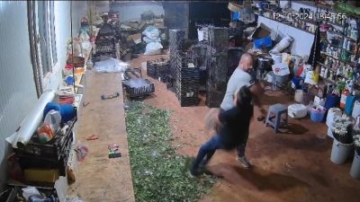 ANTALYA'DA ÇİÇEKÇİLİK İLE UĞRAŞAN İKİ KİŞİNİN ARALARINDA SOSYAL MEDYADA FOTOĞRAF