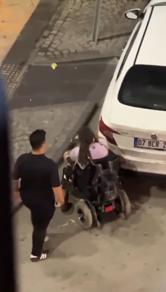 ANTALYA’DA ENGELLİ BİR ŞAHIS, KENDİSİNE TAHSİS EDİLEN ENGELLİ RAMPASINA PARK