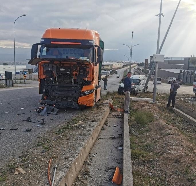 TIR İLE OTOMOBİLİN KARIŞTIĞI KAZA KAMERADA