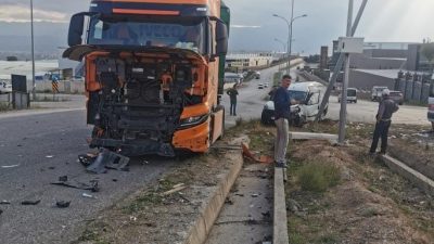 TIR İLE OTOMOBİLİN KARIŞTIĞI KAZA KAMERADA