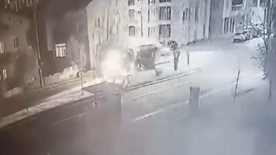 SİVAS’TA ÖNCEKİ GÜN RULO SAC YÜKLÜ TIRIN VİRAJI ALAMAYARAK YOLA