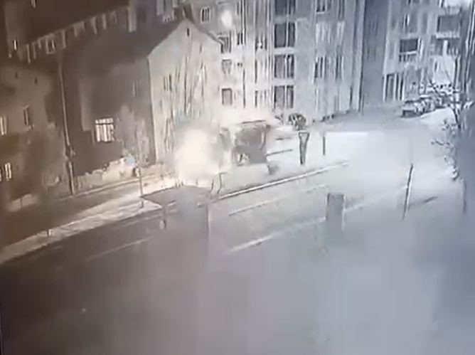 SİVAS’TA ÖNCEKİ GÜN RULO SAC YÜKLÜ TIRIN VİRAJI ALAMAYARAK YOLA