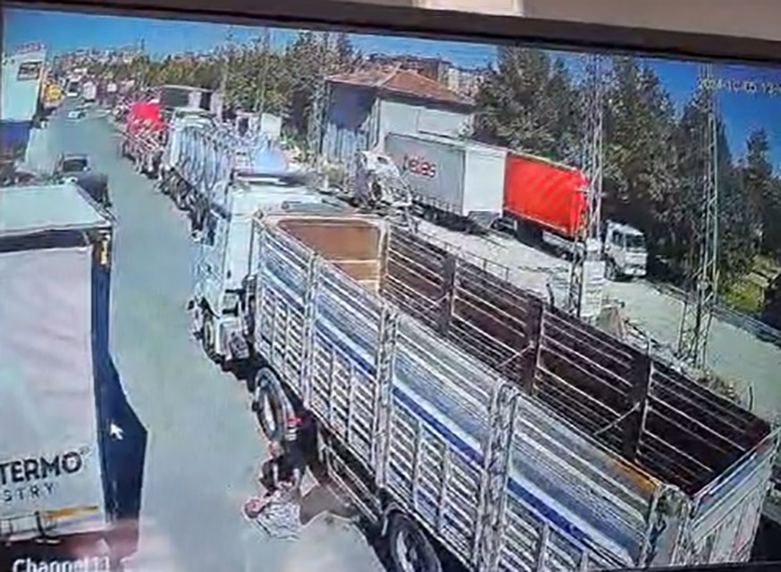 KONYA'DA 1 KİŞİNİN GERİ MANEVRA YAPAN TIR İLE SOKAKTAN GEÇEN