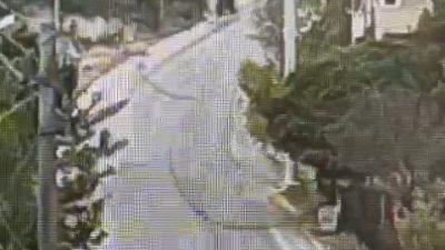 BURSA’DA SERVİS ARACINDAN İNDİRİLEN ÖĞRENCİLERİN OTOSTOP ÇEKEREK BİNDİĞİ TRAKTÖR DEVRİLDİ.