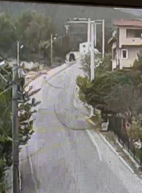 BURSA’DA SERVİS ARACINDAN İNDİRİLEN ÖĞRENCİLERİN OTOSTOP ÇEKEREK BİNDİĞİ TRAKTÖR DEVRİLDİ.
