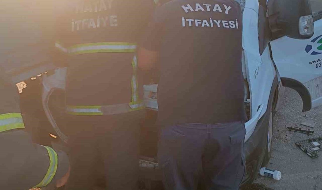HATAY'DA TRAKTÖRLE ÇARPIŞAN MİNİBÜSÜN SÜRÜCÜSÜ YARALANDI.