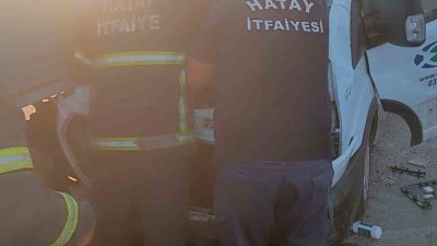 HATAY'DA TRAKTÖRLE ÇARPIŞAN MİNİBÜSÜN SÜRÜCÜSÜ YARALANDI.