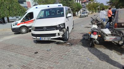 MANİSA’NIN KULA İLÇESİNDE KASALI MOTOSİKLET İLE TRANSİTİN ÇARPIŞMASI SONUCU MEYDANA