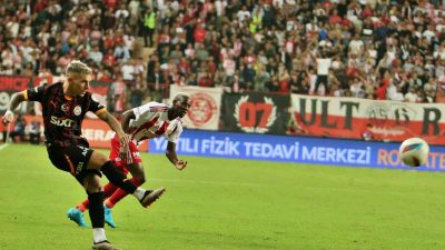 TRENDYOL SÜPER LİG'İN 9. HAFTASINDA GALATASARAY DEPLASMANDA KARŞILAŞTIĞI ANTALYASPOR'U 3-0