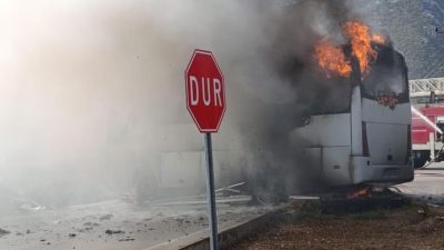 ANTALYA’NIN KUMLUCA İLÇESİNDE TUR MİDİBÜSÜ BİR ANDA ALEV ALMASI SONUCU