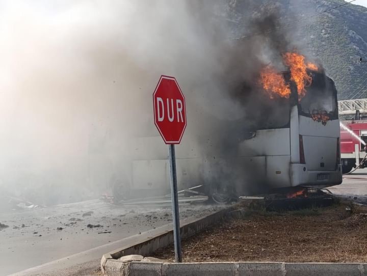 ANTALYA’NIN KUMLUCA İLÇESİNDE TUR MİDİBÜSÜ BİR ANDA ALEV ALMASI SONUCU