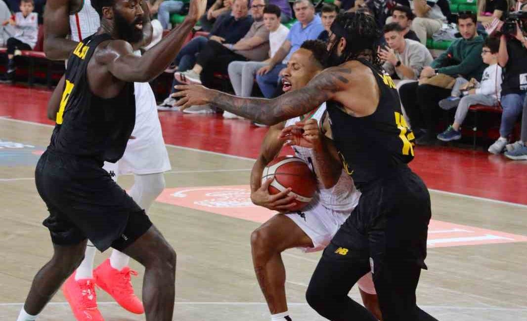 KARŞIYAKA-MERSİN SPOR MAÇINDAN KARELER.