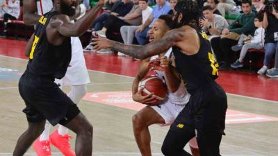 KARŞIYAKA-MERSİN SPOR MAÇINDAN KARELER.