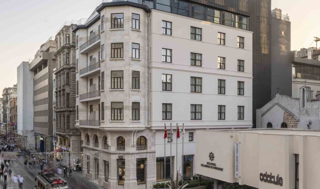 AÇILIŞININ BİRİNCİ YILDÖNÜMÜNÜ KUTLAMAYA HAZIRLANAN TÜRKİYE İŞ BANKASI RESİM HEYKEL