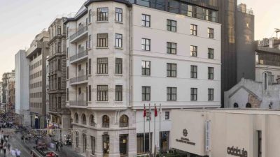 AÇILIŞININ BİRİNCİ YILDÖNÜMÜNÜ KUTLAMAYA HAZIRLANAN TÜRKİYE İŞ BANKASI RESİM HEYKEL