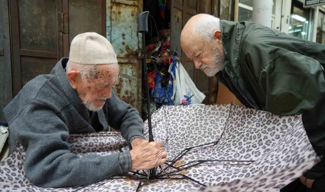 SAMSUN’DA VATANDAŞLAR, TÜRKİYE’NİN EN YAŞLI, ŞEHRİN İSE TEK ŞEMSİYE TAMİRCİSİ