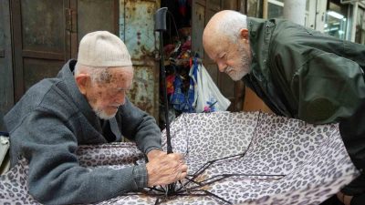 SAMSUN’DA VATANDAŞLAR, TÜRKİYE’NİN EN YAŞLI, ŞEHRİN İSE TEK ŞEMSİYE TAMİRCİSİ