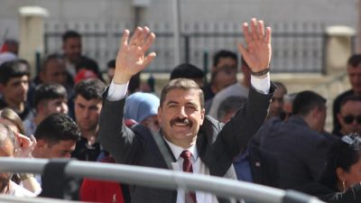 MANİSA’NIN KULA İLÇESİNDE MAKAM ODASINDA 2 KİŞİYİ DARP ETTİRDİĞİ İDDİASIYLA