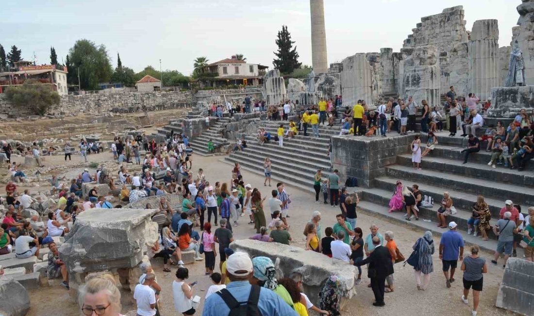 ÜÇ BİN KİŞİYLE APOLLON TAPINAĞI'NDA “TOPLU TADIM” REKORU DENEMESİ YAPILDI