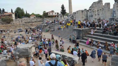 ÜÇ BİN KİŞİYLE APOLLON TAPINAĞI'NDA “TOPLU TADIM” REKORU DENEMESİ YAPILDI