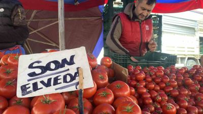 ESKİŞEHİR'DE SATIŞA SUNULAN SON DOMATESLER İÇİN PAZARCI ESNAFA TEZGAHA 'SON