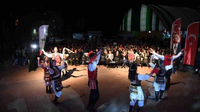 Osmangazi Belediyesi tarafından düzenlenen Uludağ’ın Eteğinden Türküler konserinde sahne alan