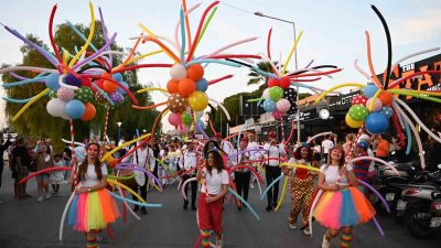 ULUSLARARASI KUŞADASI SOKAK FESTİVALİ'NİN AÇILIŞI RİO KARNAVALINI ARATMADI