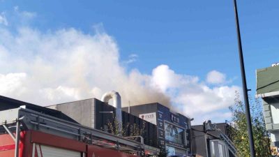 ÜMRANİYE'DE BİR MOBİLYA ÜRETİM ATÖLYESİNİN ÇATISINDA BİLİNMEYEN BİR NEDENLE YANGIN