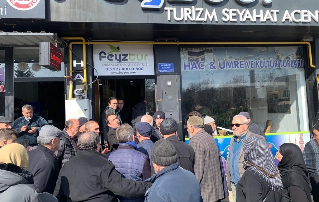 ESKİŞEHİR'DE, UMREYE GÖTÜRME VAADİYLE YÜZLERCE KİŞİYİ DOLANDIRDIĞI İDDİA EDİLEN 5