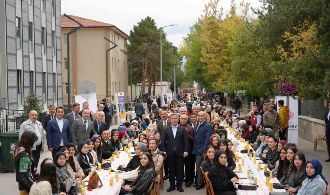 ERZİNCAN’I KAZANAN ÜNİVERSİTE ÖĞRENCİLERİ KAHVALTIYLA KARŞILANDI