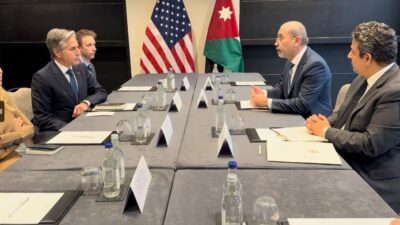 ÜRDÜN DIŞİŞLERİ BAKANI AYMAN SAFADİ, LONDRA’DA ABD DIŞİŞLERİ BAKANI ANTONY