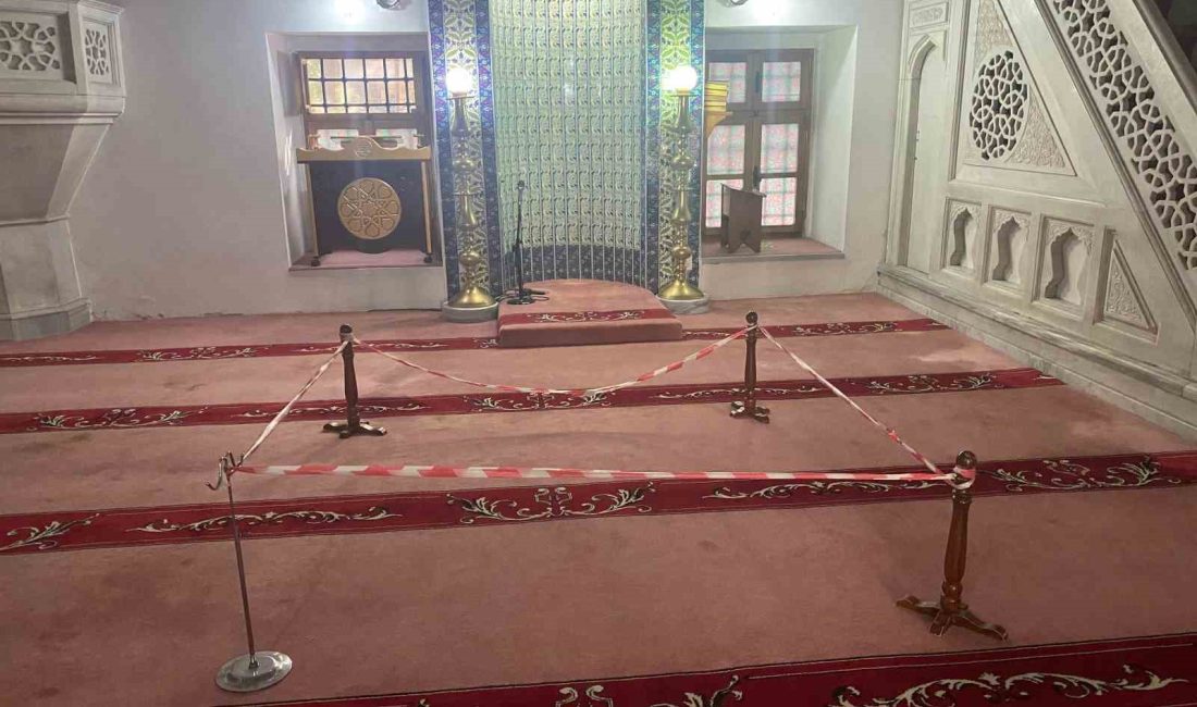 ÜSKÜDAR’DA, BULUNAN TARİHİ KARADAVUD PAŞA CAMİ’NİN KUBBE KISMINDA SIVA ÇÖKMESİ