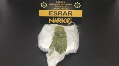 MUĞLA’NIN BODRUM İLÇESİNDE POLİS EKİPLERİNCE DURDURULAN OTOMOBİLDEKİ 2 KİŞİ UYUŞTURUCU