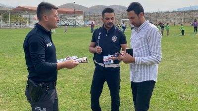 ÜZÜMLÜ’DE POLİSLER BİLGİLENDİRME FAALİYETİNDE BULUNDU