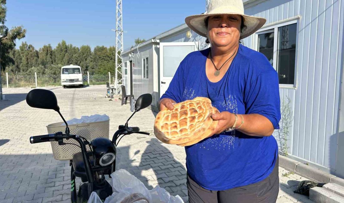 HATAY’DA YAŞAYAN 48 YAŞINDAKİ ‘MÜNEVVER ÖZKOÇ’, FIRINDAN ALDIĞI EKMEKLERİ SATARAK,