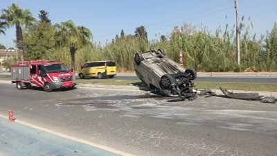 ANTALYA’DA AŞIRI HIZ VE DİKKATSİZLİK SONUCUNDA VİRAJI ALAMAYARAK PALMİYEYE ÇARPARAK