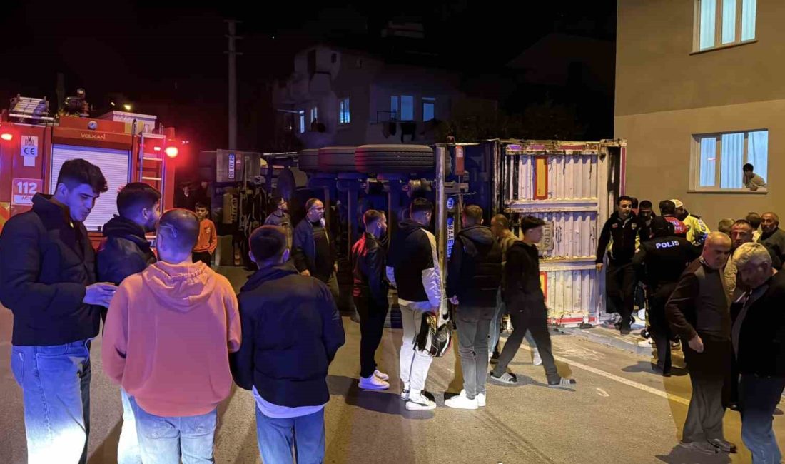 SİVAS’TA RULO SAÇ YÜKLÜ TIR, TAŞIDIĞI YÜKÜN AĞIRLIĞIYLA VİRAJI ALAMAYARAK
