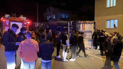 SİVAS’TA RULO SAÇ YÜKLÜ TIR, TAŞIDIĞI YÜKÜN AĞIRLIĞIYLA VİRAJI ALAMAYARAK