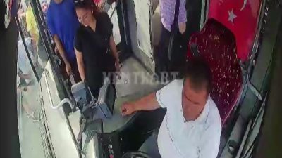 ADANA’DA BİR KİŞİ, OTOBÜSE BİNEN KADININ YANKESİCİLİK YÖNETİMİ İLE TELEFONUNU