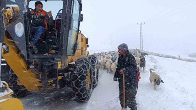 TRABZON’UN DÜZKÖY İLÇESİNE BAĞLI BEYPINARI YAYLASI’NDA YOĞUN KAR YAĞIŞI NEDENİYLE