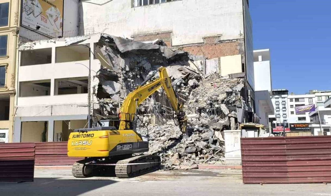 HATAY’IN DÖRTYOL İLÇESİNDE DEPREMDE AĞIR HASAR ALAN BİNANIN YIKIMI ESNASINDA,