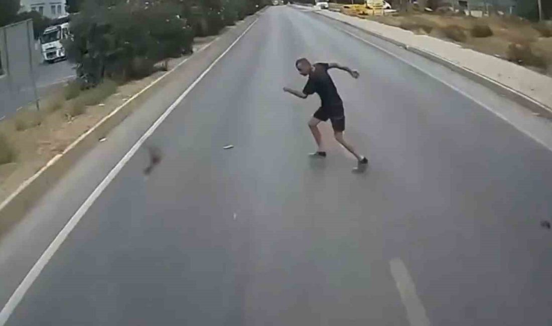 AYDIN'IN SÖKE İLÇESİNDE YOLA DÜŞEN TELEFONUNU ALMAYA ÇALIŞAN KİŞİ OTOBÜSÜN