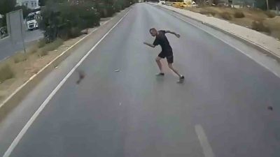 AYDIN'IN SÖKE İLÇESİNDE YOLA DÜŞEN TELEFONUNU ALMAYA ÇALIŞAN KİŞİ OTOBÜSÜN